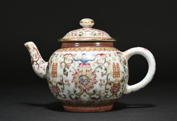 三杉美術(shù)清 粉彩纏枝花卉紋茶壺（壺嘴有修）