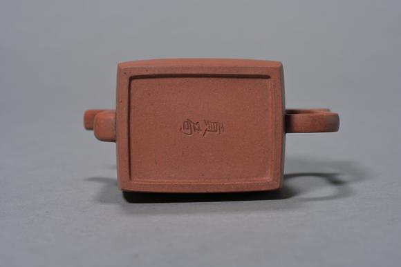 三杉美術(shù)紫砂小方壺