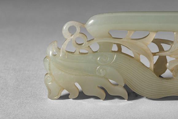 Apollo Art AuctionsMing Dynasty, Ca. AD 1368 - 1644. >
A carved jade hairpin finial depicting a stylised phoenix (fe