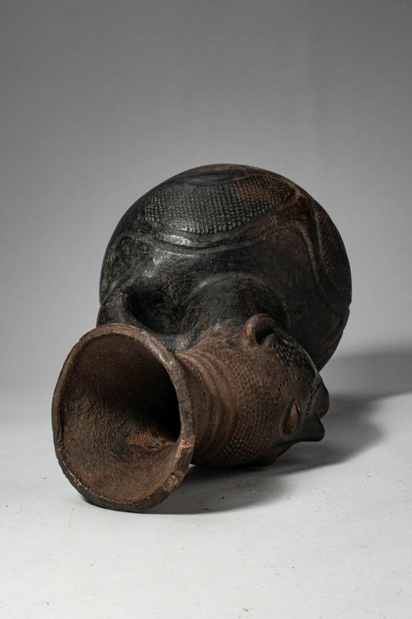 Apollo Art AuctionsDemocratic Republic of the Congo, Ca. early 20th century AD. >
A finely modelled terracotta vesse