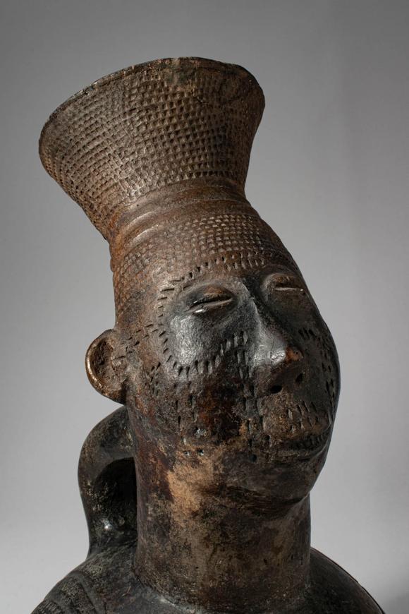 Apollo Art AuctionsDemocratic Republic of the Congo, Ca. early 20th century AD. >
A finely modelled terracotta vesse