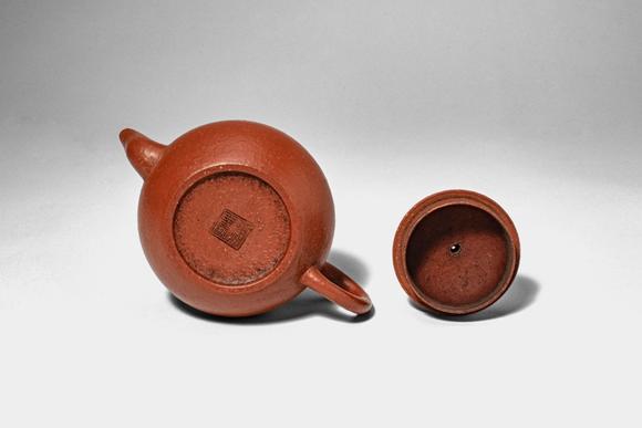 Apollo Art AuctionsQing Dynasty, Ca. AD 1644 - 1912. >
A teapot of a compressed globular form, the rounded body risi