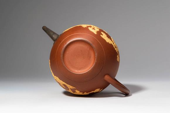 Apollo Art AuctionsQing Dynasty, Ca. 18th century AD. >
The teapot of globular form is finely potted in reddish Yixi