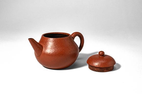Apollo Art AuctionsQing Dynasty, Ca. AD 1644 - 1912. >
A teapot of rounded, compressed globular form, raised on a sh