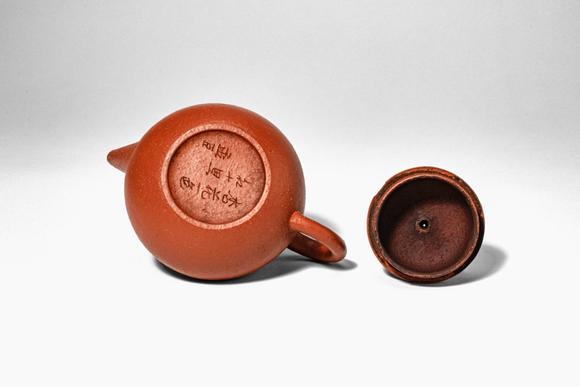 Apollo Art AuctionsQing Dynasty, Ca. AD 1644 - 1912. >
A teapot of rounded, compressed globular form, raised on a sh