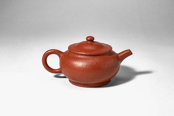 Apollo Art AuctionsQing Dynasty, Ca. AD 1644 - 1912. >
A teapot of a compressed globular form, the rounded body rais
