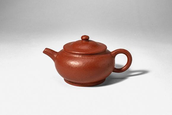 Apollo Art AuctionsQing Dynasty, Ca. AD 1644 - 1912. >
A teapot of a compressed globular form, the rounded body rais
