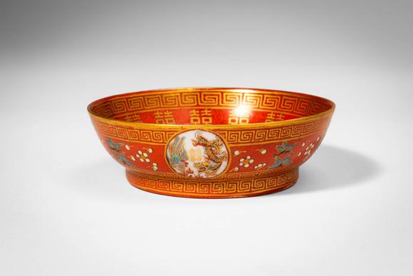 Apollo Art AuctionsTongzhi Period, Qing Dynasty, Ca. AD 1861-1875. >A vibrantly enamelled porcelain dish of shallow