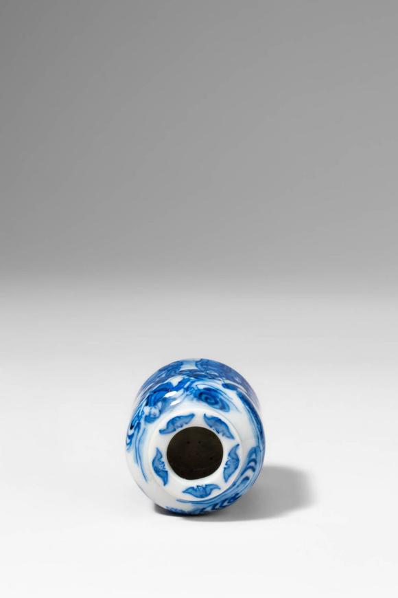 Apollo Art AuctionsQing Dynasty, Ca. AD 1644 - 1912. >
A porcelain snuff bottle of rounded cylindrical form with a s