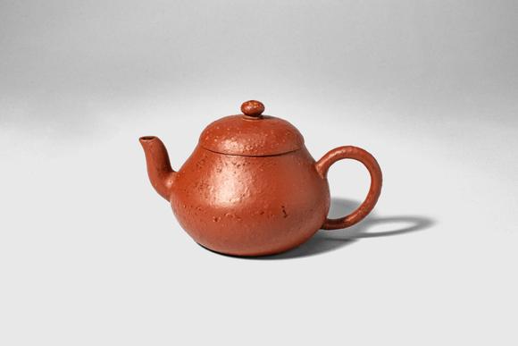 Apollo Art AuctionsQing Dynasty, Ca. AD 1644 - 1912. >
A teapot of the classic Junde form, the rounded body rising g