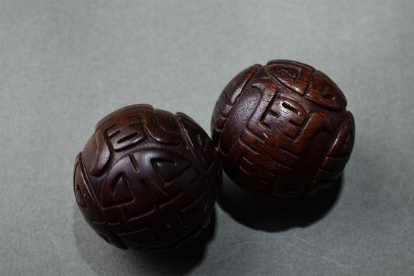 北京寶蘊(yùn)清 沉香木長(zhǎng)壽團(tuán)壽紋手球一對(duì)