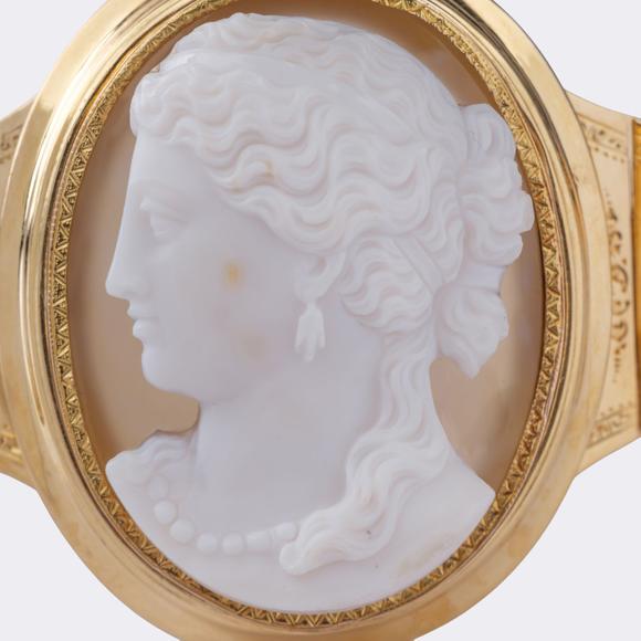 Auktionshaus StahlGold bracelet with cameo 'Lady with pearl necklace'.