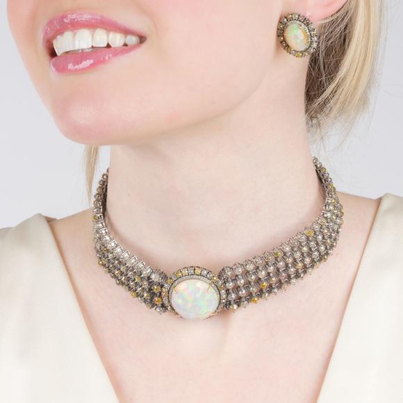 Auktionshaus StahlSplendid, multicoloured Diamond Opal Set: Choker necklace and a Pair of Earrings.