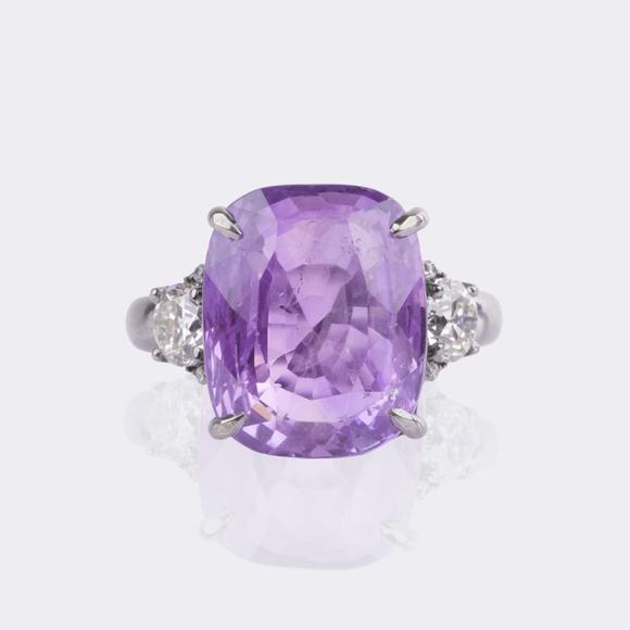 Auktionshaus StahlNatural color-changing Ceylon sapphire ring with diamond trim.