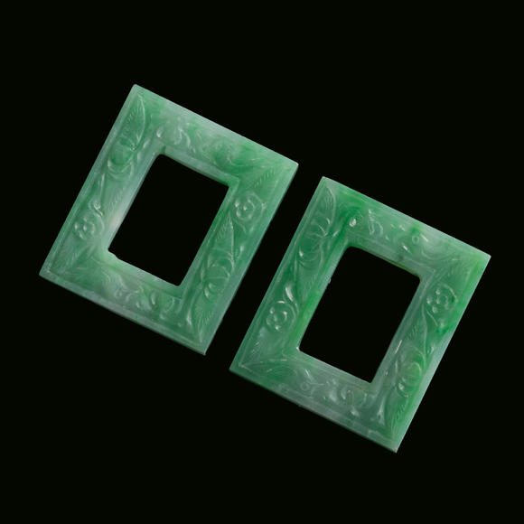 Oakridge Auction Gallery清代 翡翠方形佩一對  A pair of Chinese jadeite square-form pendants