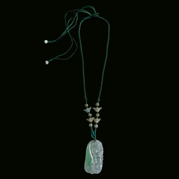 Oakridge Auction Gallery翡翠雕猴子佩  A Chinese jadeite monkey-form pendant