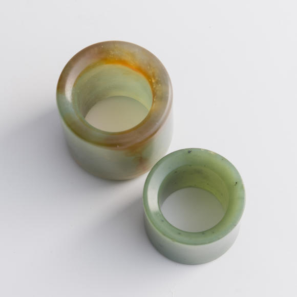 Oakridge Auction Gallery清代 翡翠扳指及碧玉扳指（附木座）  A Chinese jadeite and a spinach jade archer's ring