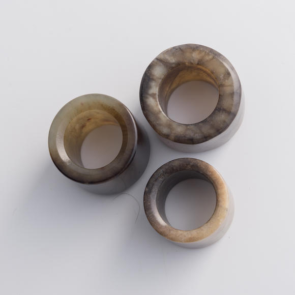 Oakridge Auction Gallery清代 玉扳指三個(gè)  Three Chinese jade archer's rings