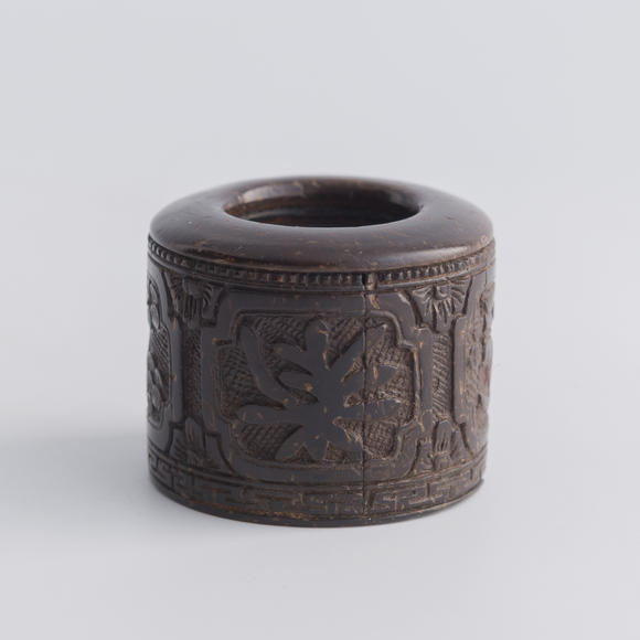 Oakridge Auction Gallery清代 各式扳指三個(gè)（附木座）  Three assorted Chinese archer's rings