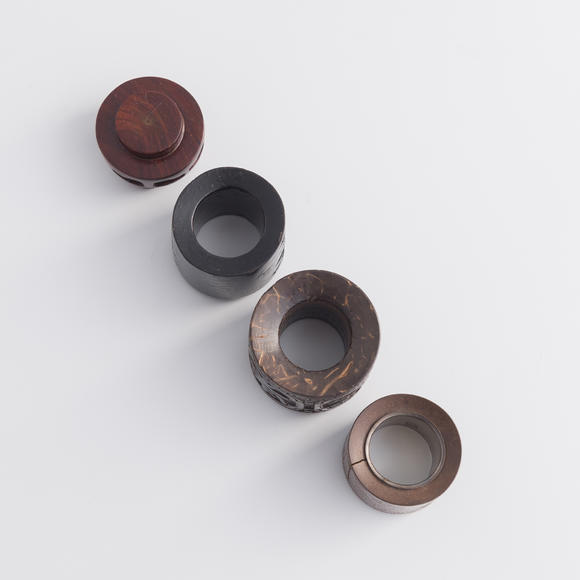 Oakridge Auction Gallery清代 各式扳指三個(gè)（附木座）  Three assorted Chinese archer's rings