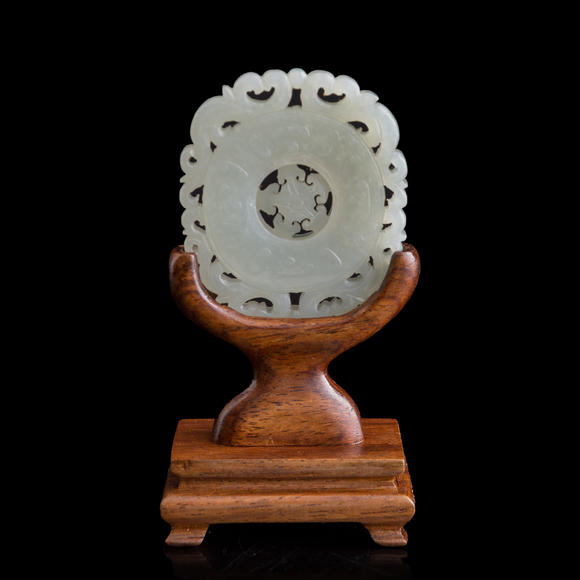 Oakridge Auction Gallery十八世紀 白玉轉心佩（附木座）  A Chinese carved white jade rotating-center pendant