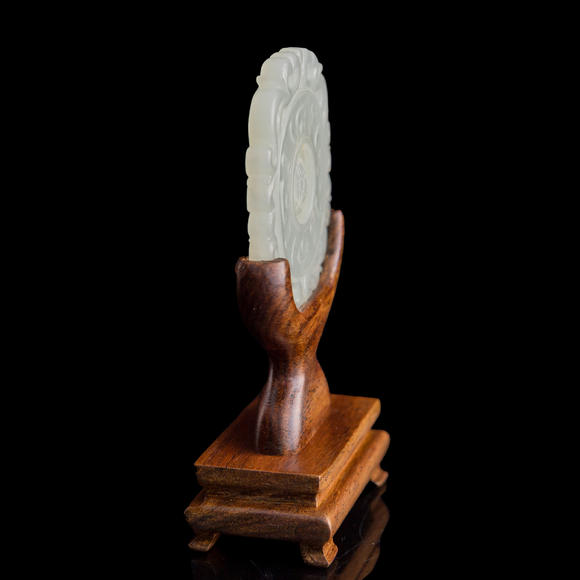 Oakridge Auction Gallery十八世紀(jì) 白玉轉(zhuǎn)心佩（附木座）  A Chinese carved white jade rotating-center pendant