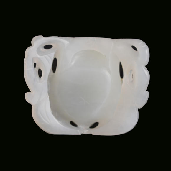 Oakridge Auction Gallery十九世紀(jì) 白玉雕蛙掛墜  A Chinese carved white jade pendant of a frog