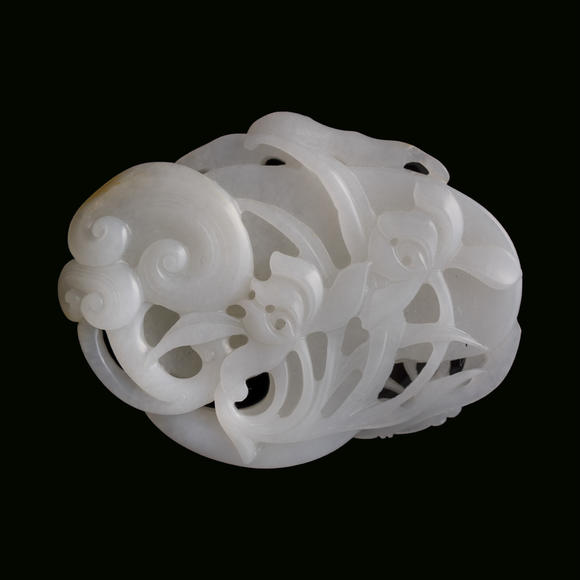Oakridge Auction Gallery十八世紀(jì) 白玉雕靈芝蝙蝠佩  A Chinese carved white jade 'lingzhi and bat' pendant