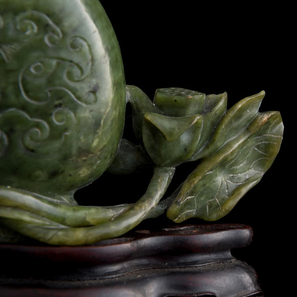 Oakridge Auction Gallery十九世紀(jì)早 碧玉雕瓶盒擺件（附原配硬木座）  A Chinese carved spinach jade scholar's set