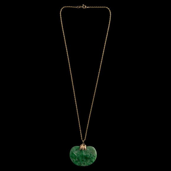 Oakridge Auction Gallery清代 翡翠如意頭形佩配金屬鏈  A Chinese necklace with ruyi-head-form jadeite pendant