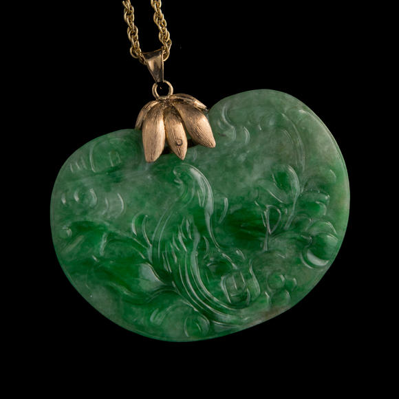 Oakridge Auction Gallery清代 翡翠如意頭形佩配金屬鏈  A Chinese necklace with ruyi-head-form jadeite pendant