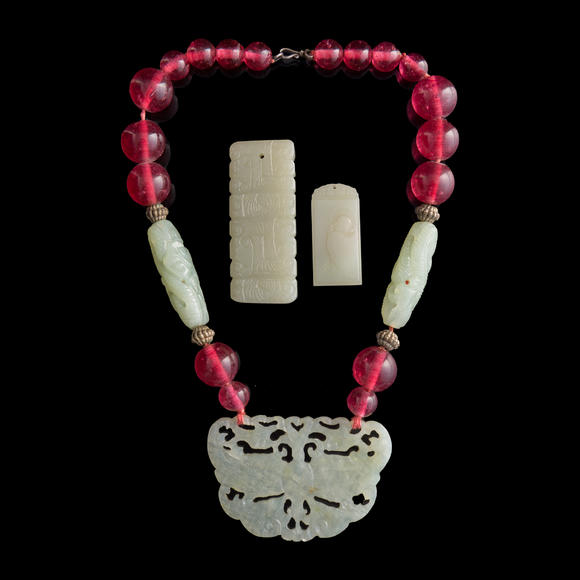 Oakridge Auction Gallery清代或更晚 料珠串玉項(xiàng)鍊及玉佩兩件  A Chinese glass and jade necklace and two jade plaques