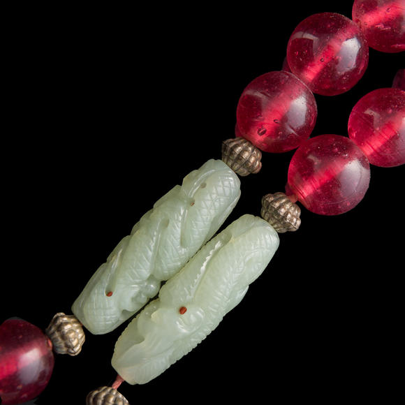 Oakridge Auction Gallery清代或更晚 料珠串玉項(xiàng)鍊及玉佩兩件  A Chinese glass and jade necklace and two jade plaques