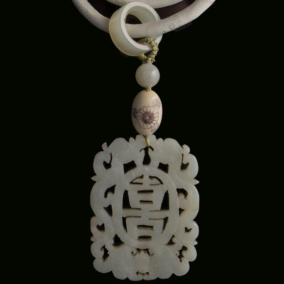 Oakridge Auction Gallery十九世紀 玉掛墜及玉透雕喜字佩  A Chinese jade toggle and a reticulated jade plaque