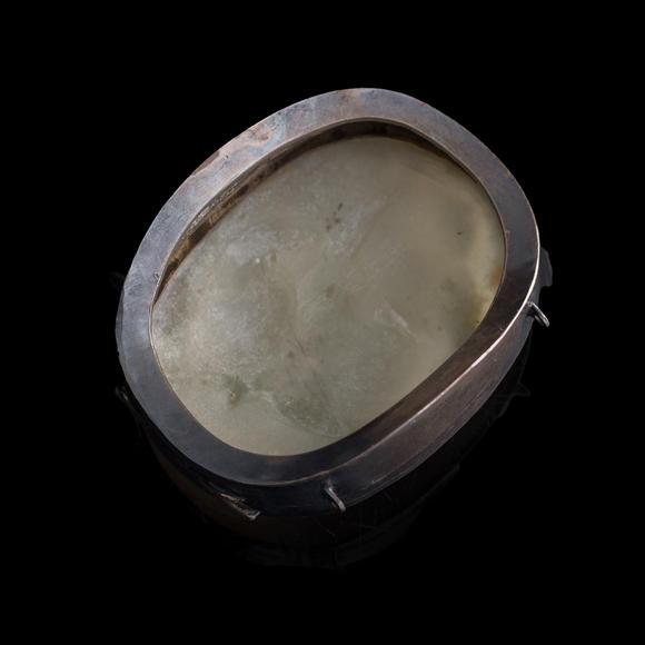 Oakridge Auction Gallery十八世紀(jì) 白玉雕壽桃瓦頭 （附銀托）  A Chinese carved white jade ‘longevity peach’ plaque