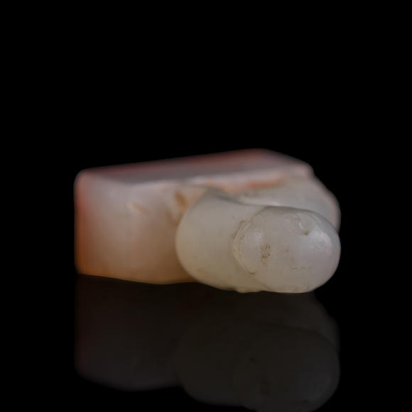 Oakridge Auction Gallery清代 白玉鵲鈕印章（附錦盒）  A Chinese white jade magpie-form seal