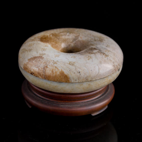 Oakridge Auction Gallery十八世紀(jì) 火燒玉雕花卉詩文手串盒（附原配硬木座）  A Chinese heat-altered jade bracelet box