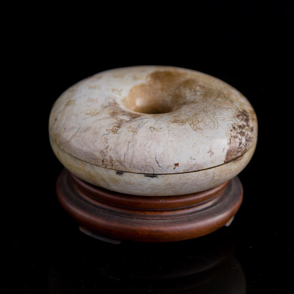 Oakridge Auction Gallery十八世紀(jì) 火燒玉雕花卉詩文手串盒（附原配硬木座）  A Chinese heat-altered jade bracelet box