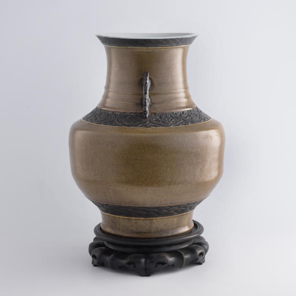Oakridge Auction Gallery十九世紀(jì)早 茶葉沫雙耳尊（附硬木座）  A Chinese tea-dust-glazed double-handled zun vase