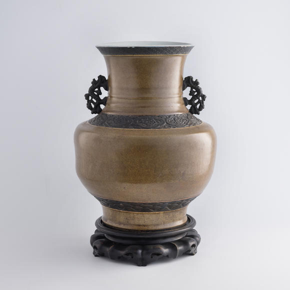 Oakridge Auction Gallery十九世紀(jì)早 茶葉沫雙耳尊（附硬木座）  A Chinese tea-dust-glazed double-handled zun vase