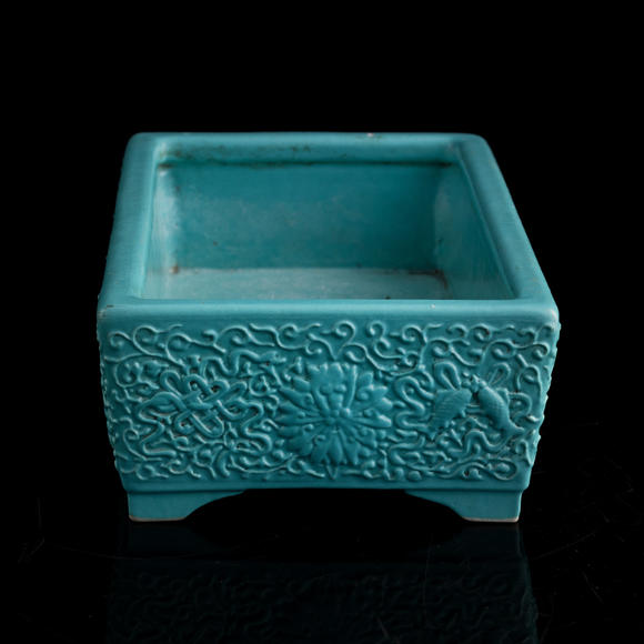 Oakridge Auction Gallery十九世紀(jì) 綠松石釉刻纏枝蓮水仙盆  A Chinese turquoise-glazed 'lotus scrolls' narcissus bowl