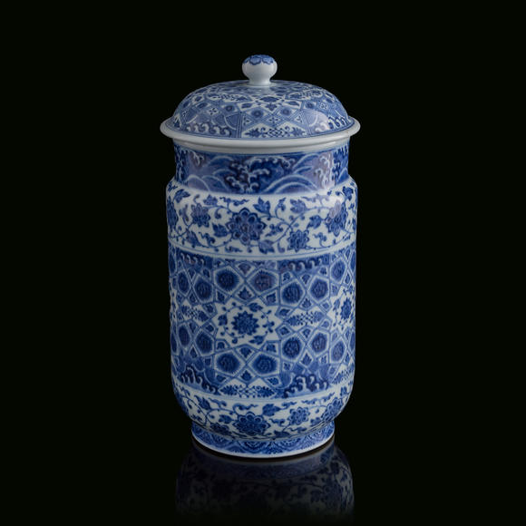 Oakridge Auction Gallery清乾隆 青花纏枝花卉冰淩錦紋壯罐  A Chinese blue and white 'scrolling flower' and 'ice-crack pattern' cylindrical jar