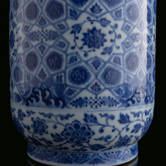 Oakridge Auction Gallery清乾隆 青花纏枝花卉冰淩錦紋壯罐  A Chinese blue and white 'scrolling flower' and 'ice-crack pattern' cylindrical jar