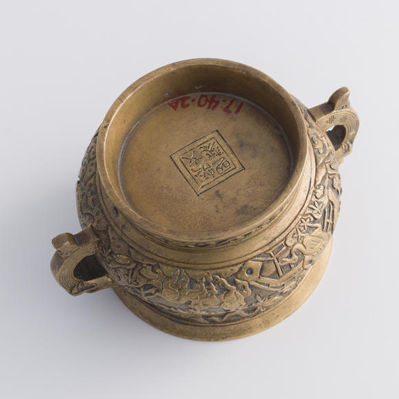 Oakridge Auction Gallery清代 胡文明款銅鶴鹿同春紋龍耳簋式爐  A Chinese bronze 'crane and deer' gui-form censer