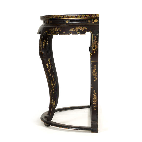 Oakridge Auction Gallery十八世紀(jì) 黑漆描金彩繪半圓桌  A Chinese gilt-lacquered half-moon table