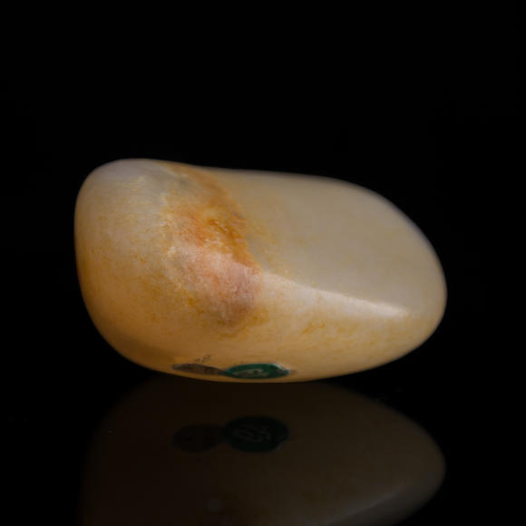 Oakridge Auction Gallery清代 白玉留皮鼻煙壺  A Chinese white jade snuff bottle with russet skin