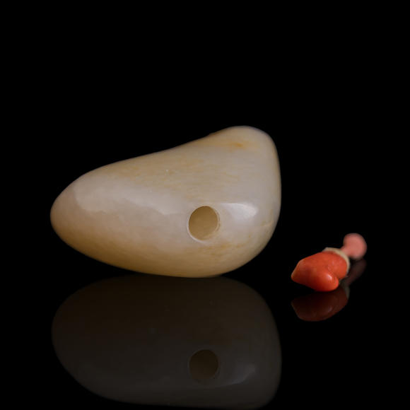 Oakridge Auction Gallery清代 白玉留皮鼻煙壺  A Chinese white jade snuff bottle with russet skin