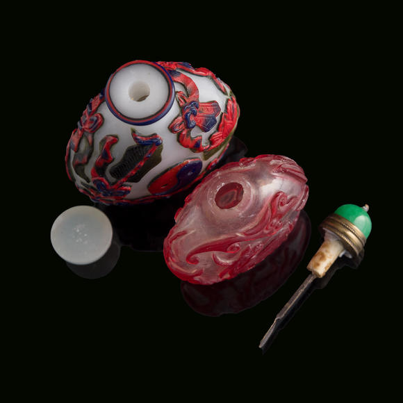 Oakridge Auction Gallery十九世紀(jì)或更晚 料器鼻煙壺兩隻  Two Chinese overlay glass snuff bottles