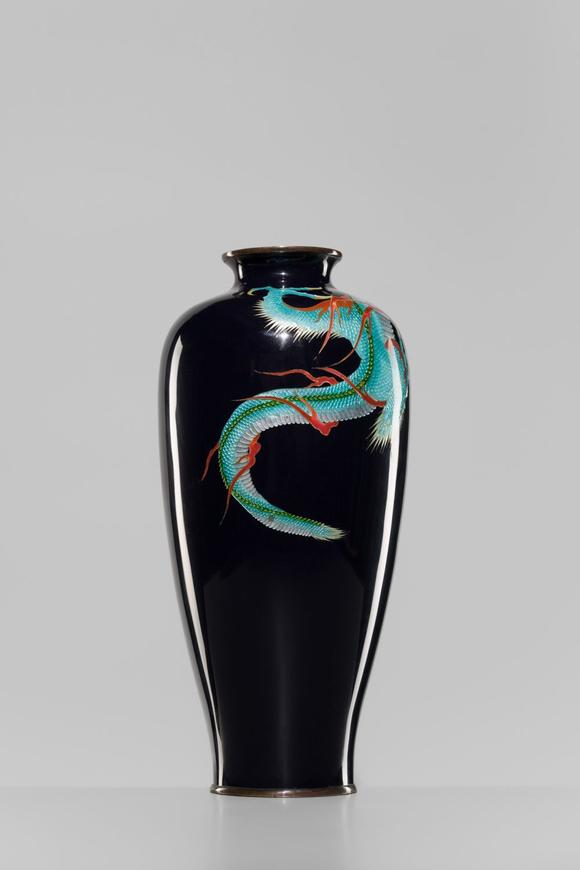 Galerie ZackeA LARGE AND IMPRESSIVE CLOISONNé ENAMEL GINBARI ‘DRAGON’ VASE, ATTRIBUTED TO THE WORKSHOP OF KUMENO TEITARO