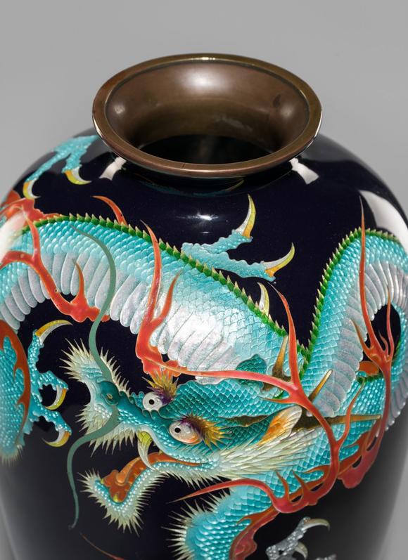 Galerie ZackeA LARGE AND IMPRESSIVE CLOISONNé ENAMEL GINBARI ‘DRAGON’ VASE, ATTRIBUTED TO THE WORKSHOP OF KUMENO TEITARO